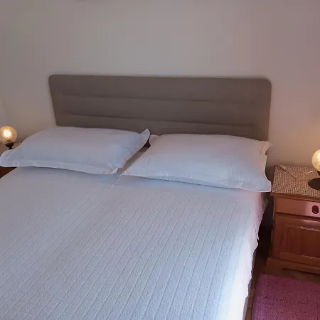 With Balcony Apartment Jelsa (Hvar)